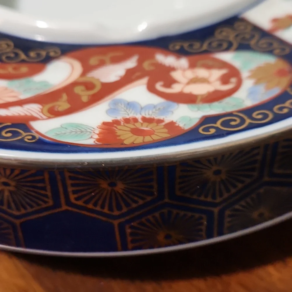 VINTAGE 1950S IMARI HAND PAINTED ASHTRAY. JAPAN. BLUE RED ORANGE FLOWERS.9×9 AND